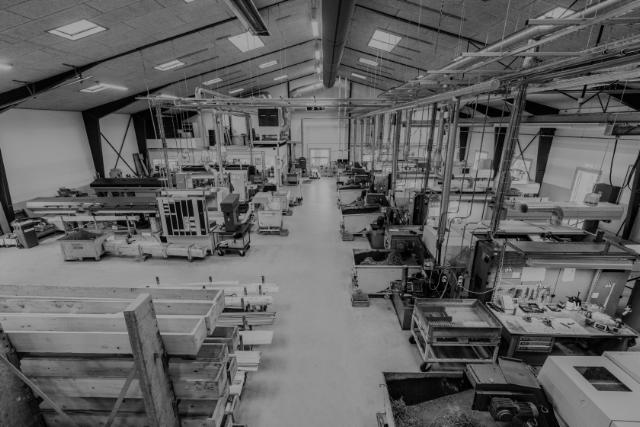 Maskinpark: 15 CNC-centre, en 3D-målemaskine, manuelle dreje- og fræsemaskiner og tre robotter. 5 maskinoperatører i 2-holds skift.